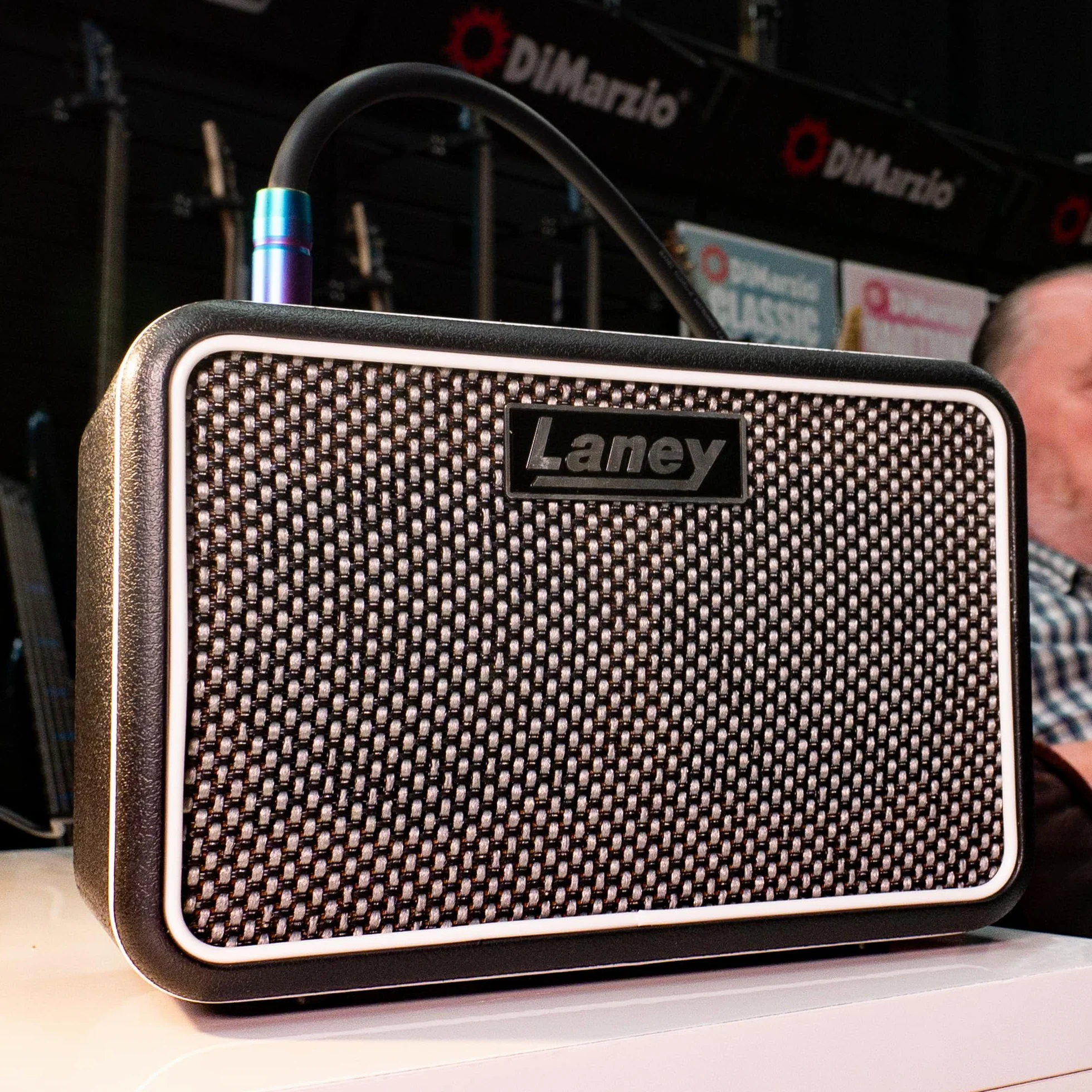 Laney Mini-ST-SUPERG-2 6W Battery Guitar Amp-Amp di pratica compatta con canali puliti/drive, ritardo, input per smartphone LSI, AUX in, abbonamento per chitarra Ultimate gratuito