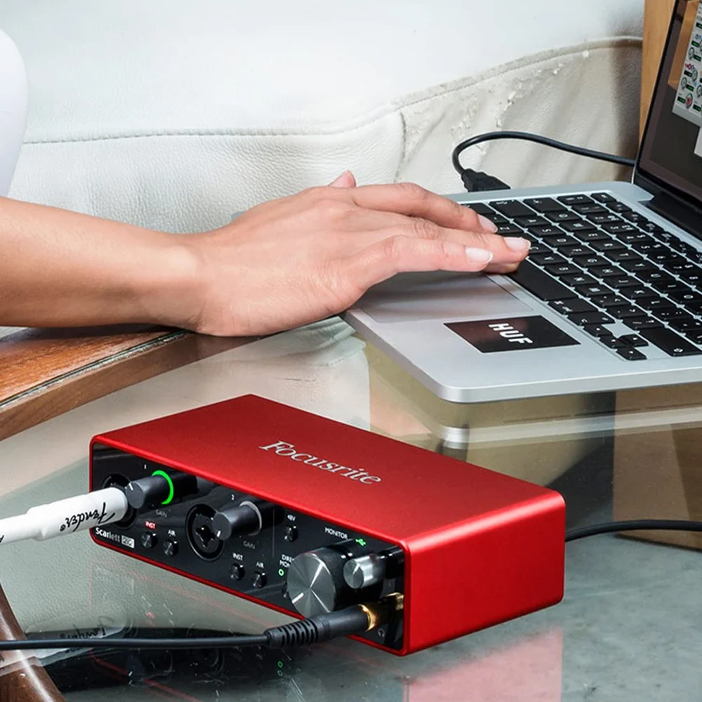 Focusrite Interfaccia audio USB Scarlett 2i2 per creare brani — registrazioni ad alta fedeltà in qualità studio