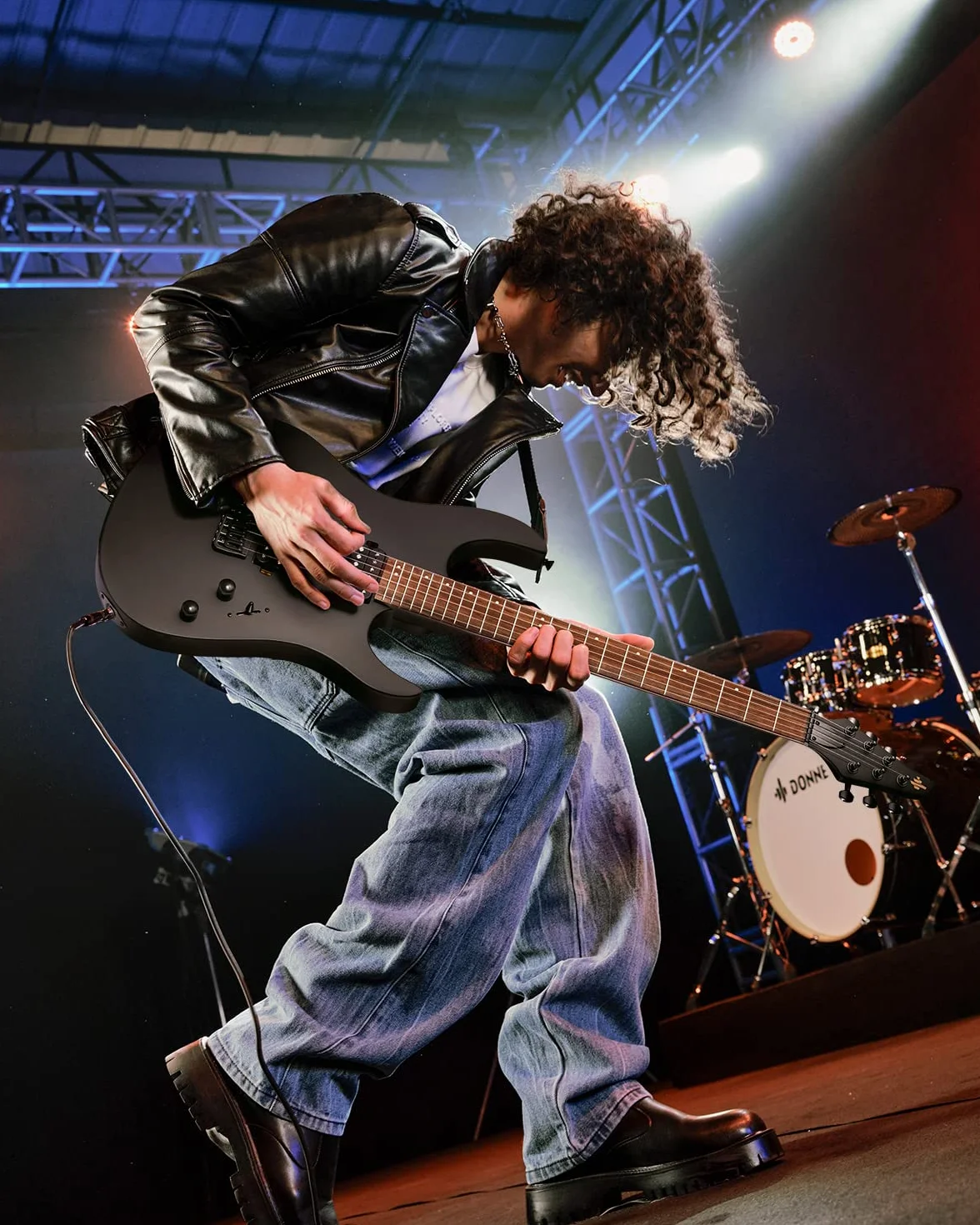 Donner Solid Body - Chitarra elettrica “DMT-100”, 39 pollici, in metallo, con pickup H-H, borsa, corde, cinghia, cavo, smorzatore, per gli amanti della musica rock (in nero)